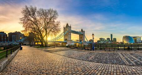 Wall Mural - Tower of London wharf and Tower Bridge at sunrise 