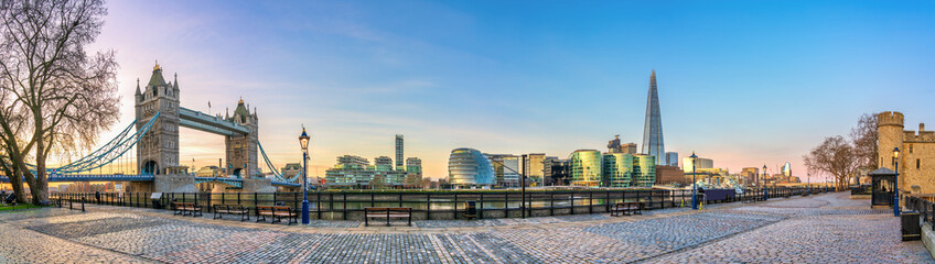 Wall Mural - Tower of London wharf and Tower Bridge at sunrise 