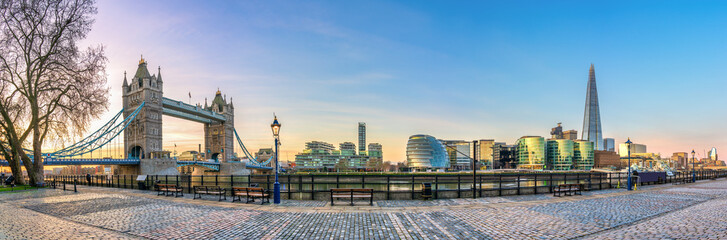 Wall Mural - Tower of London wharf and Tower Bridge at sunrise 