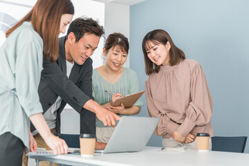 Poster - オフィス・会議室で会議・ミーティング・打ち合わせするビジネスウーマン
