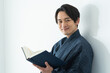 © ponta1414 - 本を持った日本人男性