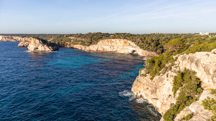 Playas, acantilados y calas en el sur de españa, en el mar mediterraneo. Vacaciones en mallorca e islas baleares. 