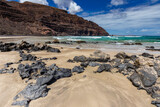 Fototapeta Krajobraz - Krajobrazy z wysp kanaryjskich z oceanem i niebieskim niebem. Widoki z Lanzarote. Malowniczy pejzaż z oceanem Atlantyckim. Wyspa wulkaniczna. Wulkaniczna sceneria.	