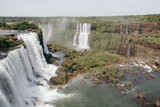 Fototapeta Tęcza - Cataratas do Iguaçu e Rio Paraguai com cânions e cachoeiras, árvores e arco iris no meio da floresa