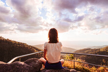 Frau Meditierend Bei Sonnenuntergang Auf Einem Berg Mit Weitblick Und Strahlendem Gegenlicht