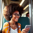 Chica joven viajando en metro o tren sonriendo mientras oyes música de moda con peinado afro , y auriculares de arco blancos. Generada IA