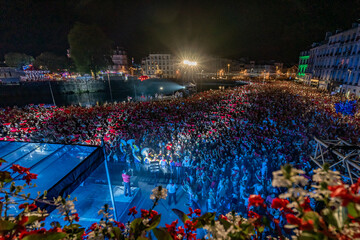 Foule sur la place de la mairie aux Fêtes de Bayonne, de nuit