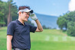 © buritora - ゴルフ場でゴルフをするゴルファーの男性(困る・悩む)　撮影協力：あづみ野カントリークラブ