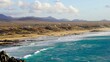 Klify oceanu atlantyckiego w Fuertaventura morze woda i plaża, surferzy i góry