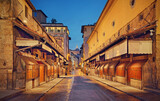 Florencja nocą, Most Złotników Ponte Vecchio, stragany, targ, kramy, sklepy złotników