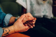 © Zamrznuti tonovi - Diverse couple on a therapy session in a psychologist office
