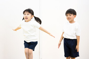 Poster - 運動をする子供たち　ジャンプ