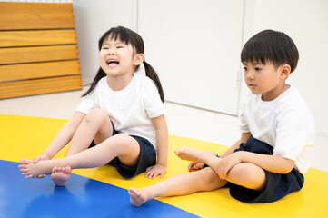 Poster - 室内でストレッチや運動をする子供たち