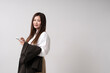 © peach100 - スマートフォンを使う女性