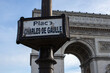 plaque de signalisation de rue indiquant la place Charles de Gaulle à Paris. Endroit célèbre de la capitale de la France. En arrière plan on peut voir l'arc de triomphe