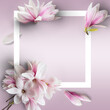 Cartolina rosa   con fiori di magnolia, su sfondo bianco
