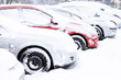 Zimowy krajobraz , śnieg i ośnieżone auta 