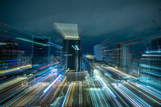 躍動感とスピード感を表現した都会の夜景