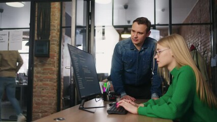 supervisor learning junior data analyst woman in office, programming and it in modern company