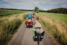 Familie Auf Einer Fahrradtour Durch Niedersachsen In Den Sommerferien, Deutschland