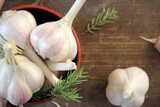 Fototapeta Miasto - Fresh garlic on a wooden board