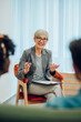 © Zamrznuti tonovi - Senior woman psychiatrist talking with her patients during therapy session