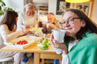 © Robert Kneschke - Seniorin und Freunde beim Brunch mit Kaffee