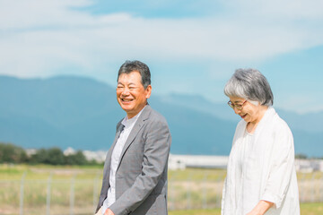 Poster - 街を話しながら歩く日本人の高齢者夫婦（シニア・男女）
