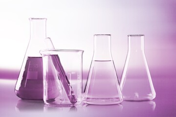 Poster - Set of glass laboratory equipment with fluid on desk