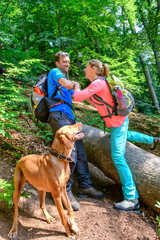 Sticker - Junges Paar mit Hund bei einer Erlebniswanderung am Jägersteig bei Dollnstein im Naturpark Altmühltal