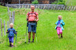 © ARochau - Junge Familie beim Wandern in den Alpen