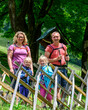 © ARochau - Junge Familie beim Wandern in den Alpen