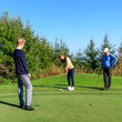 © ARochau - Langer Putt auf dem Grün beim Golf