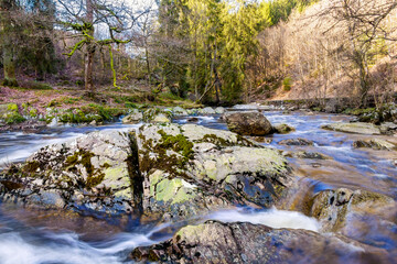 Sticker - Felsen und wirbelndes Wasser auf der hohen Rur bei Monschau