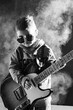Mały chłopiec gra na gitarze elektrycznej w okularach słonecznych - młody rockman - muzyka - gra - struny