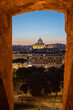 Widok na wieczorny Watykan i bazylikę świętego Piotra. Widok z okna murów zamku świętego Anioła