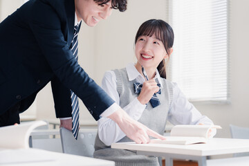 Canvas Print - 教室で先生に質問をする女子高生