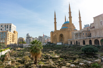 Wall Mural - Mohammad Al-Amin Mosque and Saint George Greek ortodox church in the background in the center of Beirut, Lebanon.