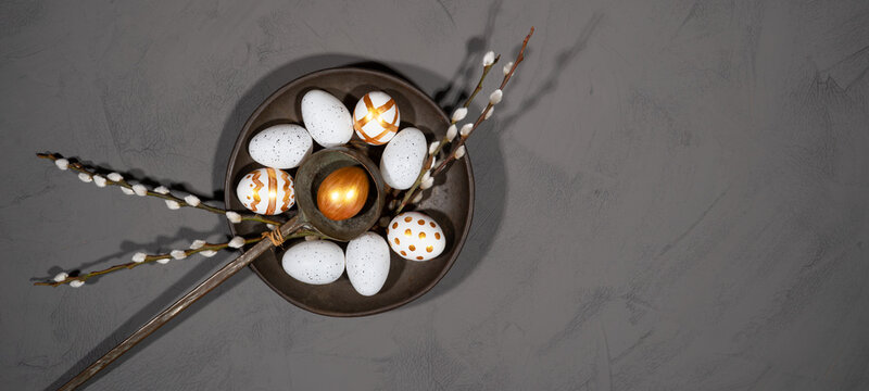 Fototapete - HAPPY EASTER holiday celebration backgroud banner - Easter nests with gold painted easter eggs and catkins on concrete table texture, top view....