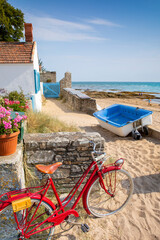 Wall Mural - Vieux vélo rouge en bord de mer, sur l'île de Noirmoutier en Vendée, France.