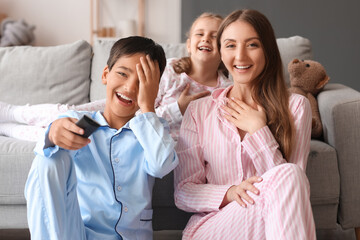 Poster - Mother with her little children watching cartoons on TV at home