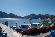 冬晴れの中禅寺湖とスワンボート