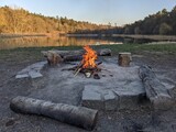 Fototapeta  - duże ognisko na polanie harcerskiej nad jeziorem jesienią