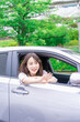 © maroke - 運転席から顔を出す若い女性