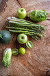Szparagi, sałata i owoce na drewnianym blacie