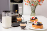 Fototapeta  - Poranne aromatyczne espresso i ciastko z kremem