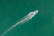 Vue aérienne (vue en plongée) d'un bateau à moteur navigant sur la mer - Entre l'Île-Tudy et Loctudy (Finistère) en Bretagne