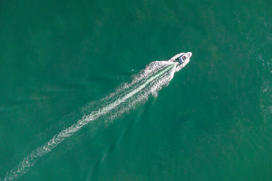 vue aérienne (vue en plongée) d'un bateau à moteur navigant sur la mer - entre l'île-tudy et loctudy