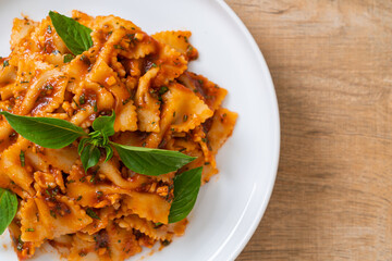 Canvas Print - farfalle pasta with basil and garlic in tomato sauce