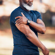 © Mumtaaz D/peopleimages.com - Senior black man, shoulder pain or injury in nature after accident, workout or training. Sports, health or elderly male athlete with fibromyalgia, inflammation or tendinitis, arthritis or painful arm